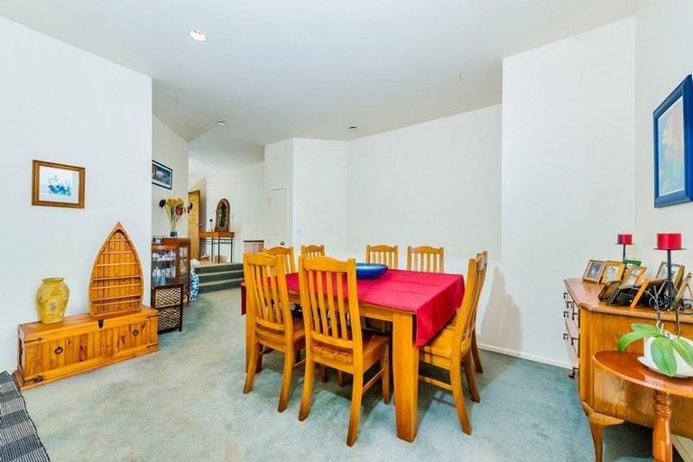 Photo of property in 1/62 Fernhill Way, Oteha, Auckland, 0632