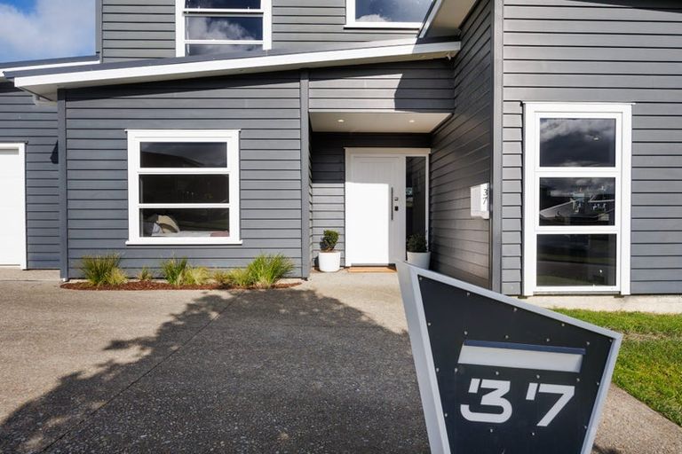 Photo of property in 37 Vaucluse Heights, Fitzherbert, Palmerston North, 4410