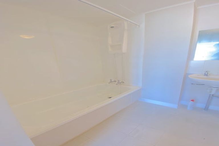 Photo of property in Churchill Flats, 213 The Terrace, Wellington Central, Wellington, 6011