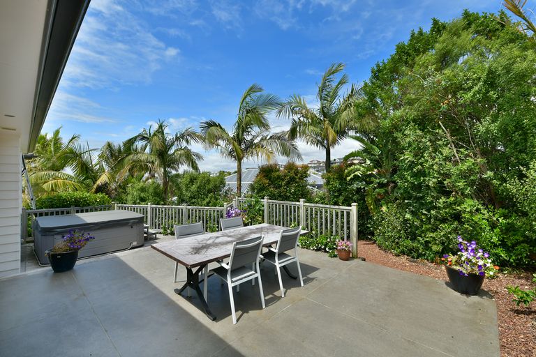 Photo of property in 33 Savoy Road, Orewa, 0931