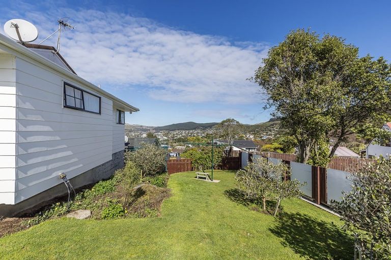 Photo of property in 87 Victory Crescent, Tawa, Wellington, 5028