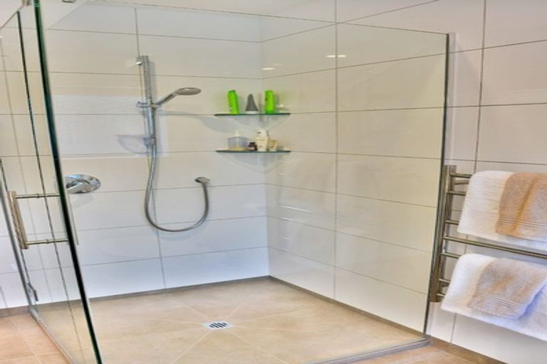 Photo of property in 2/54 Hebron Road, Waiake, Auckland, 0630