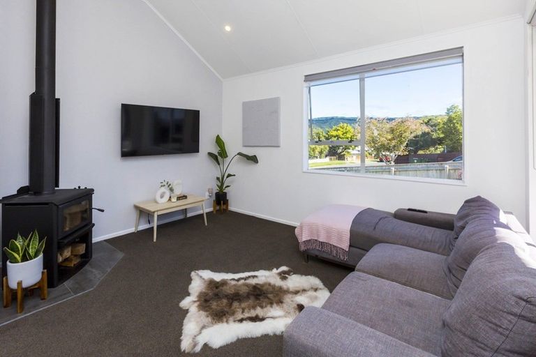 Photo of property in 15 Edelweiss Grove, Timberlea, Upper Hutt, 5018