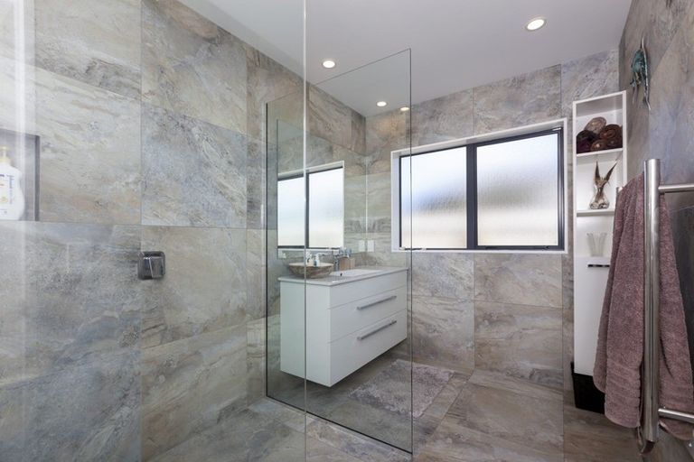 Photo of property in 68 Guildford Drive, Paraparaumu, 5032