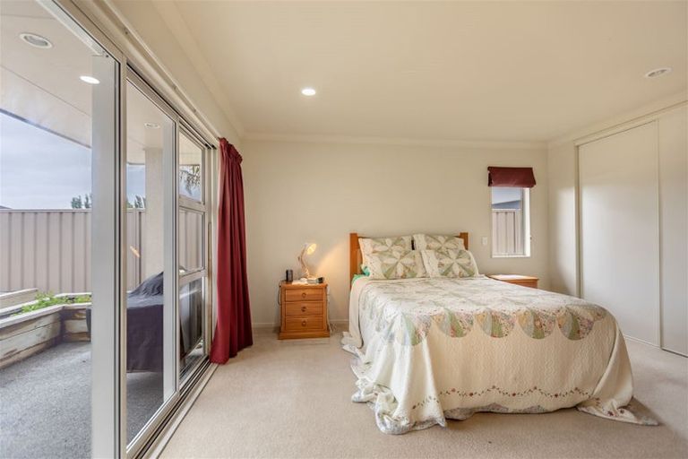 Photo of property in 2 Arthur Close, Clive, 4102