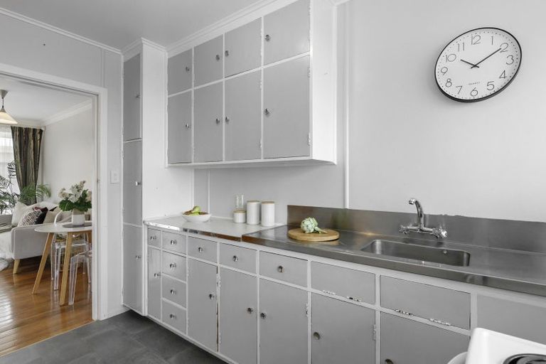 Photo of property in 1a Saulbrey Grove, Woburn, Lower Hutt, 5010