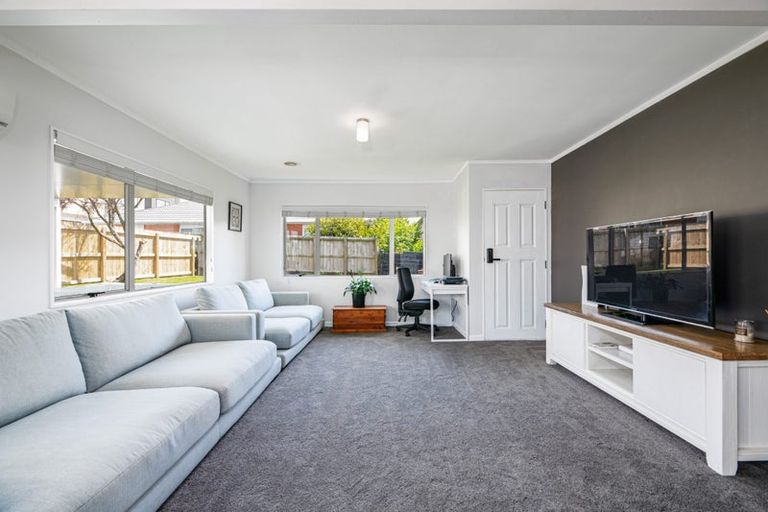 Photo of property in 2/59 Archibald Road, Kelston, Auckland, 0602