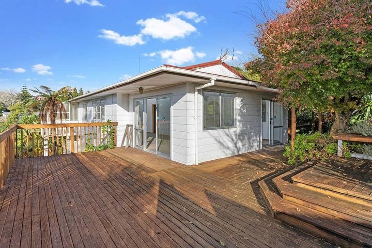 Photo of property in 100 John Downs Drive, Browns Bay, Auckland, 0630