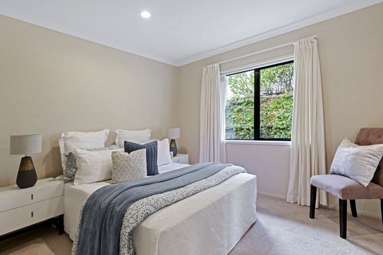 Photo of property in 6 English Oak Drive, Schnapper Rock, Auckland, 0632