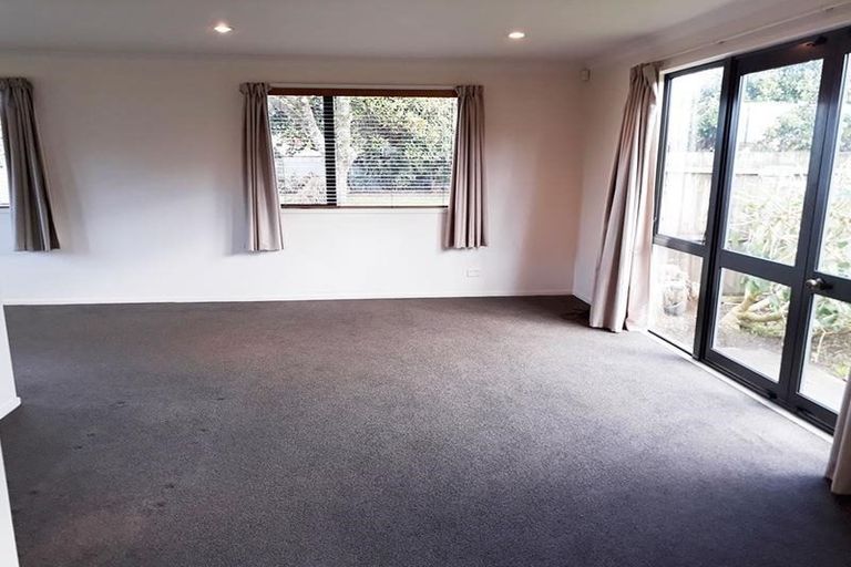 Photo of property in 2 Tollana Road, Te Atatu Peninsula, Auckland, 0610