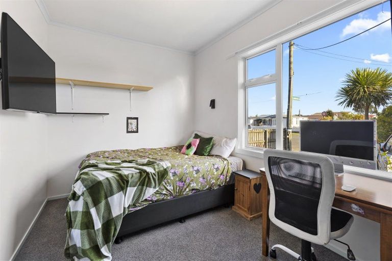 Photo of property in 19 Russell Street, Westport, 7825