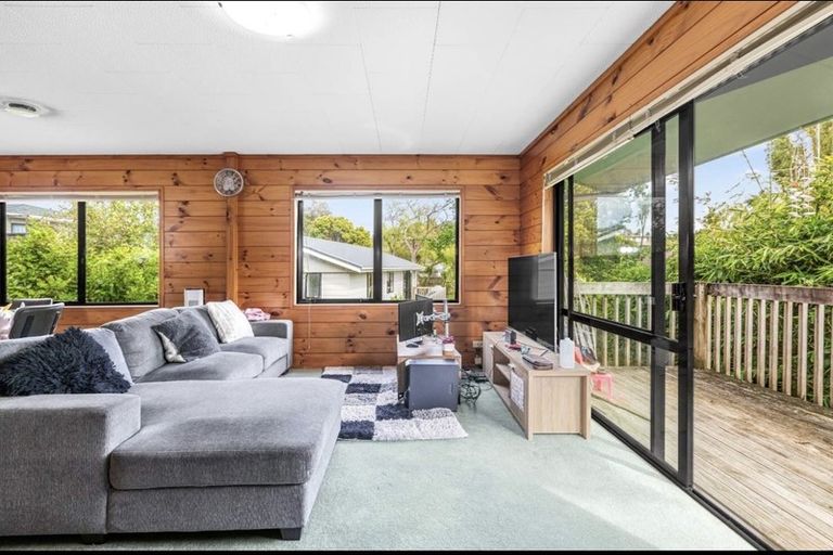 Photo of property in 2/85 Awaruku Road, Torbay, Auckland, 0630