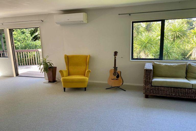 Photo of property in 13 Springwater Vale, Unsworth Heights, Auckland, 0632
