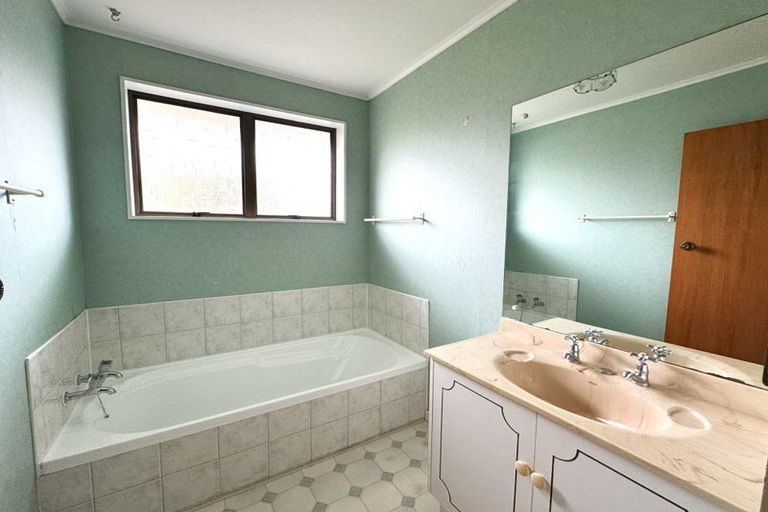 Photo of property in 100 Maxwells Line, Awapuni, Palmerston North, 4412