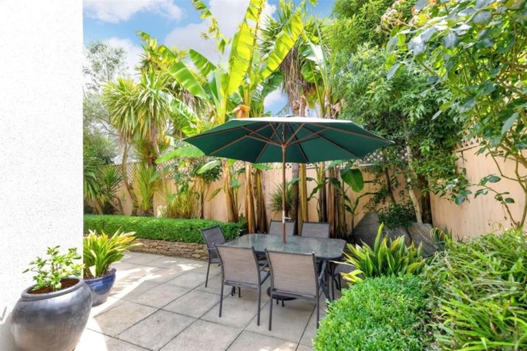 Photo of property in 31 Oakford Close, Riccarton, Christchurch, 8011