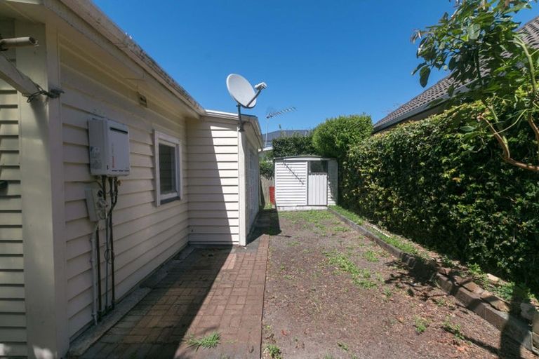 Property details for 17 Karetu Road, Greenlane, Auckland, 1051