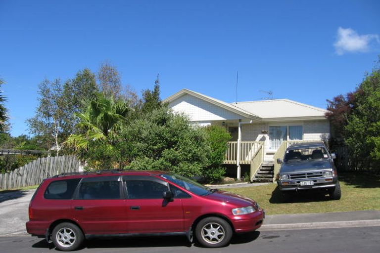 Photo of property in 22 Jumento Place, Unsworth Heights, Auckland, 0632