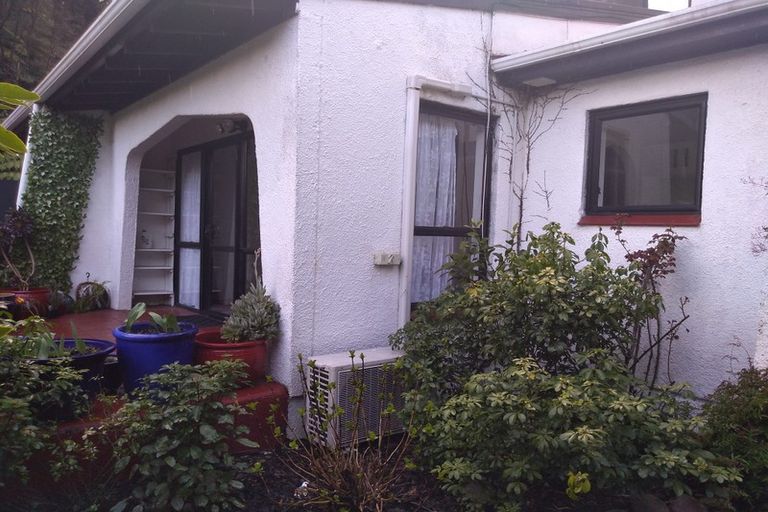 Photo of property in 2/92a Blue Mountains Road, Pinehaven, Upper Hutt, 5019