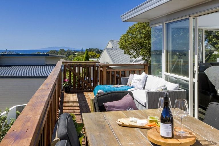 Photo of property in 2/133 Carlisle Road, Northcross, Auckland, 0632