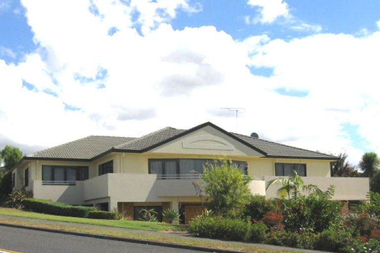 Photo of property in 2/46 Westpark Drive, West Harbour, Auckland, 0618