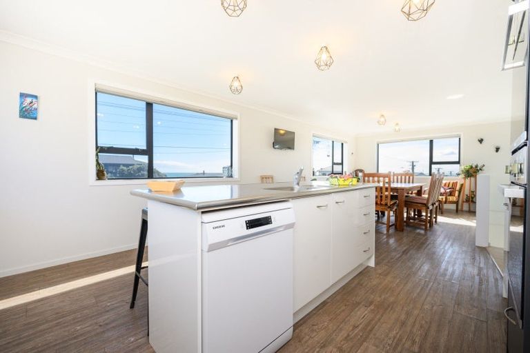 Photo of property in 17 Marine Parade South, Foxton Beach, Foxton, 4815
