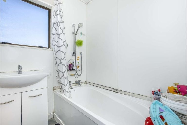 Photo of property in 1/38 Maplesden Drive, Clendon Park, Auckland, 2103