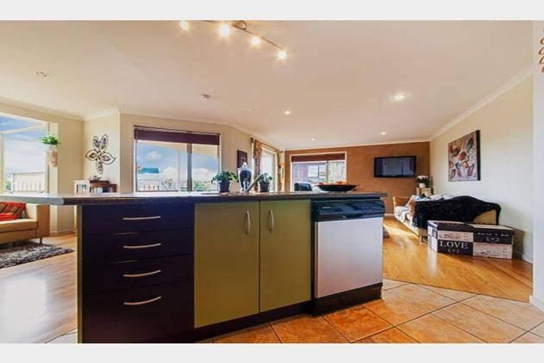 Photo of property in 31 Roy Maloney Drive, Henderson, Auckland, 0612