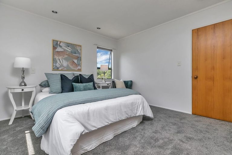 Photo of property in 2/19 Greenvalley Rise, Glenfield, Auckland, 0629