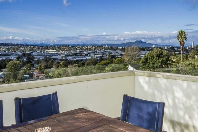 Photo of property in 58 Chivalry Road, Glenfield, Auckland, 0629