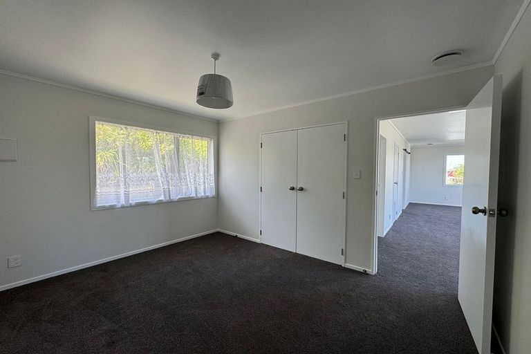 Photo of property in 8 Chetwode Grove, Newlands, Wellington, 6037