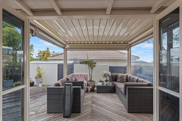 Photo of property in 2/1 Hyde Road, Rothesay Bay, Auckland, 0630