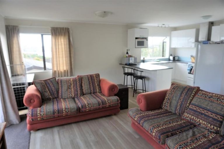 Photo of property in 1/24 Barbados Drive, Unsworth Heights, Auckland, 0632