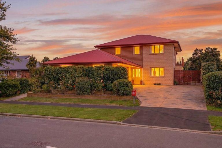 Photo of property in 31 Willowview Drive, Redwood, Christchurch, 8051