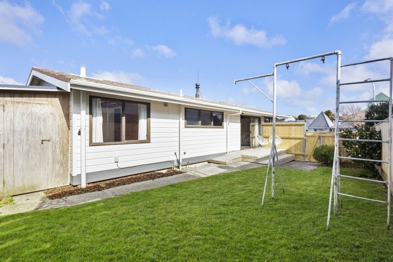 Photo of property in 5 Arahanga Grove, Maupuia, Wellington, 6022