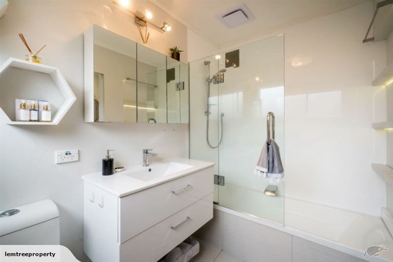 Photo of property in 2/50 Stapleford Crescent, Browns Bay, Auckland, 0630