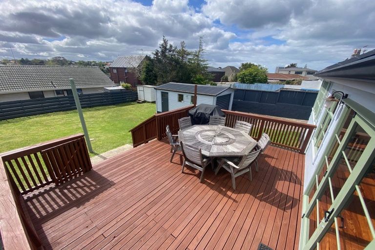 Photo of property in 21 Otakau Road, Milford, Auckland, 0620