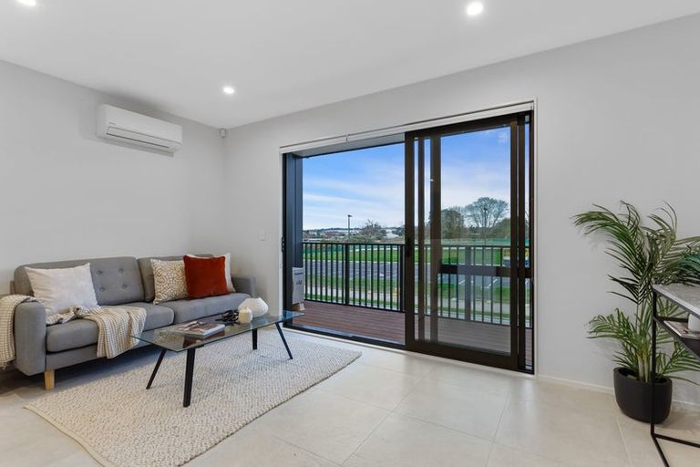 Photo of property in 2 Tara Lane, Manurewa, 2102