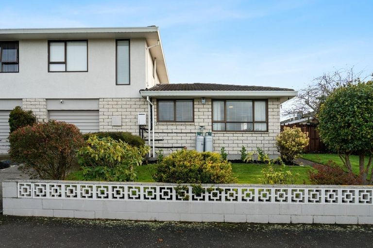 Photo of property in 1a James Condon Place, Redwood, Christchurch, 8051