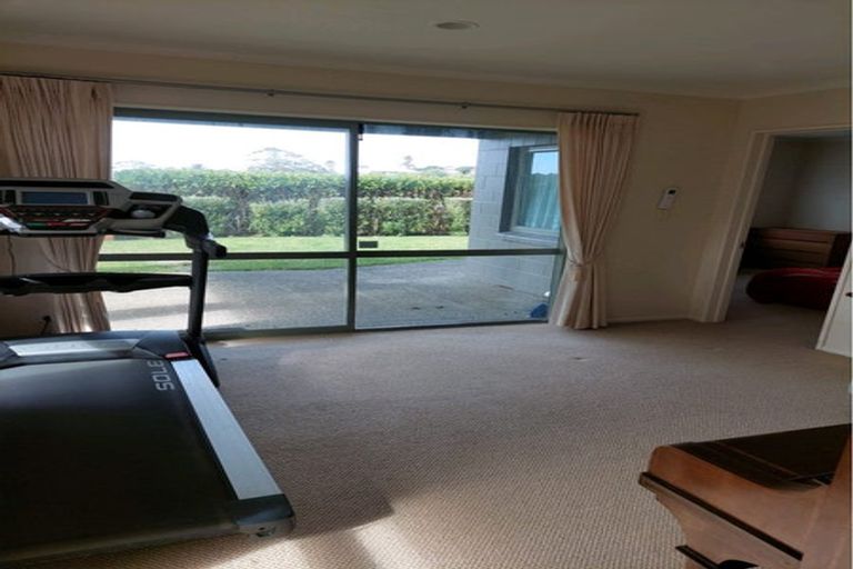 Photo of property in 54 Roberta Crescent, Orewa, 0931