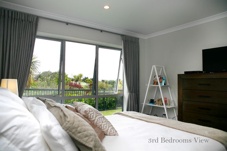 Photo of property in 12 Portofino Point, Karaka, Papakura, 2113