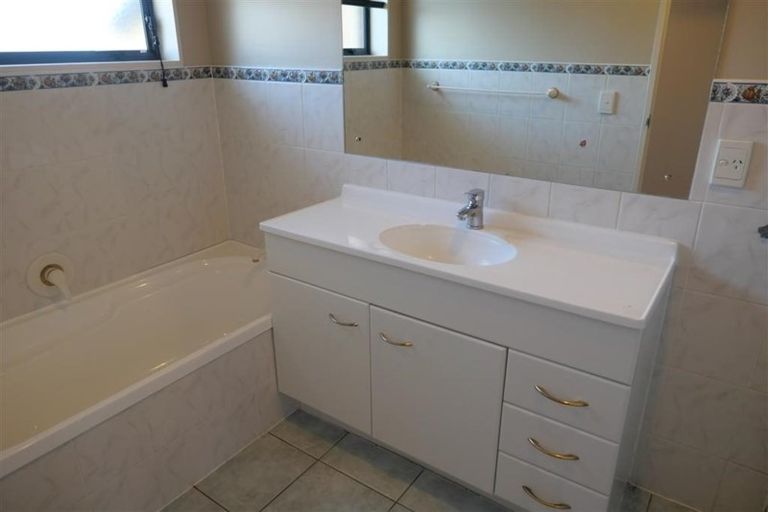 Photo of property in 11 Cognac Place, Henderson, Auckland, 0612