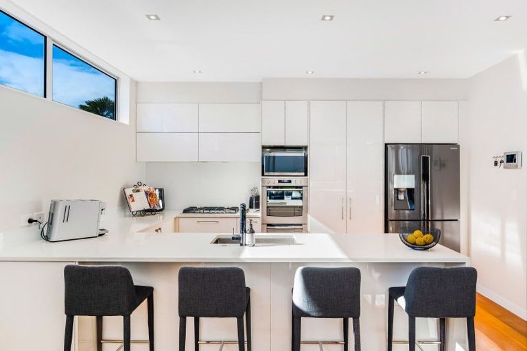 Photo of property in 33 Luplau Crescent, Cockle Bay, Auckland, 2014