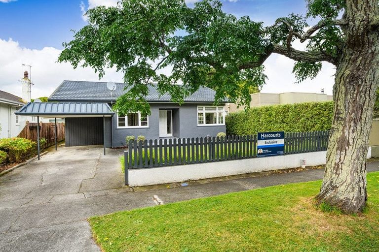 Photo of property in 32 Pahiatua Street, Hokowhitu, Palmerston North, 4410