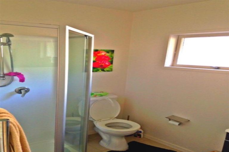 Photo of property in 2/5 Downing Street, Glenfield, Auckland, 0629