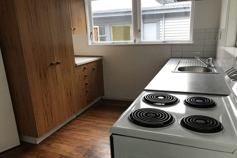 Photo of property in 33 Black Rock Road, Newlands, Wellington, 6037