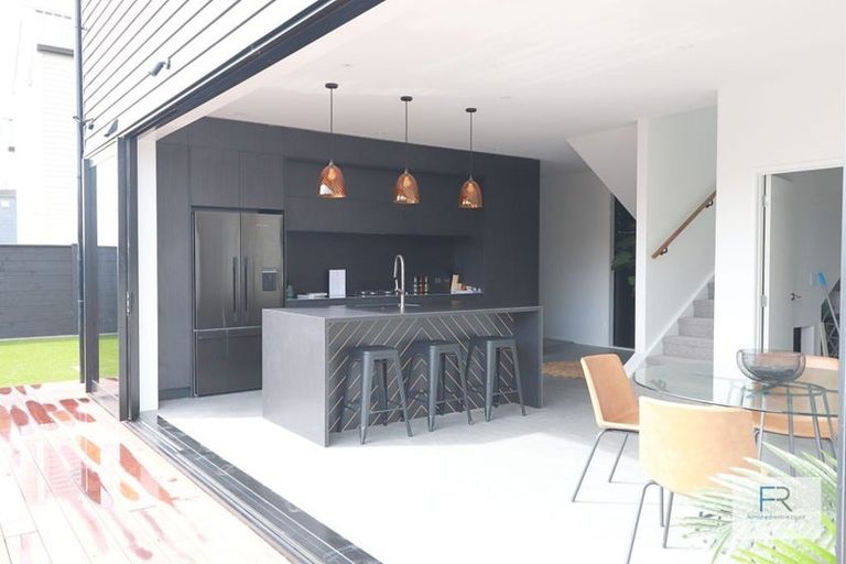 Photo of property in 4 Tapuwae Way, Mangere Bridge, Auckland, 2022