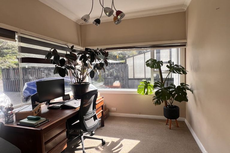Photo of property in 123 Queens Drive, Lyall Bay, Wellington, 6022