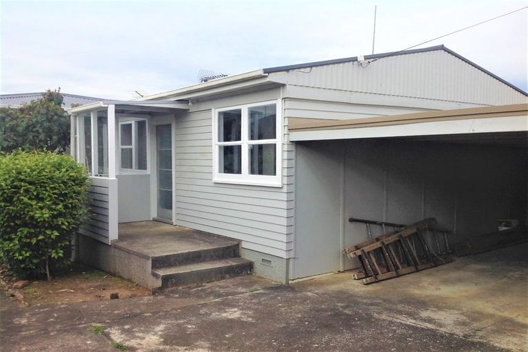 Photo of property in 15 Stamford Park Road, Mount Roskill, Auckland, 1041