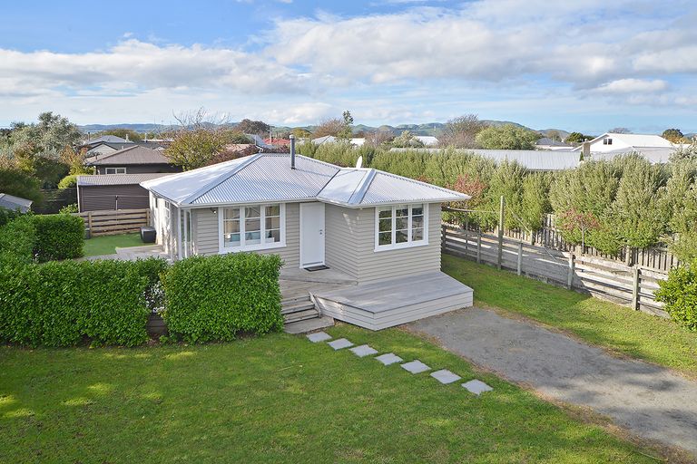 Photo of property in 1a Dublin Street, Martinborough, 5711