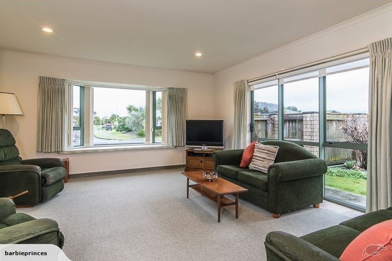 Photo of property in 135 Guildford Drive, Paraparaumu Beach, Paraparaumu, 5032